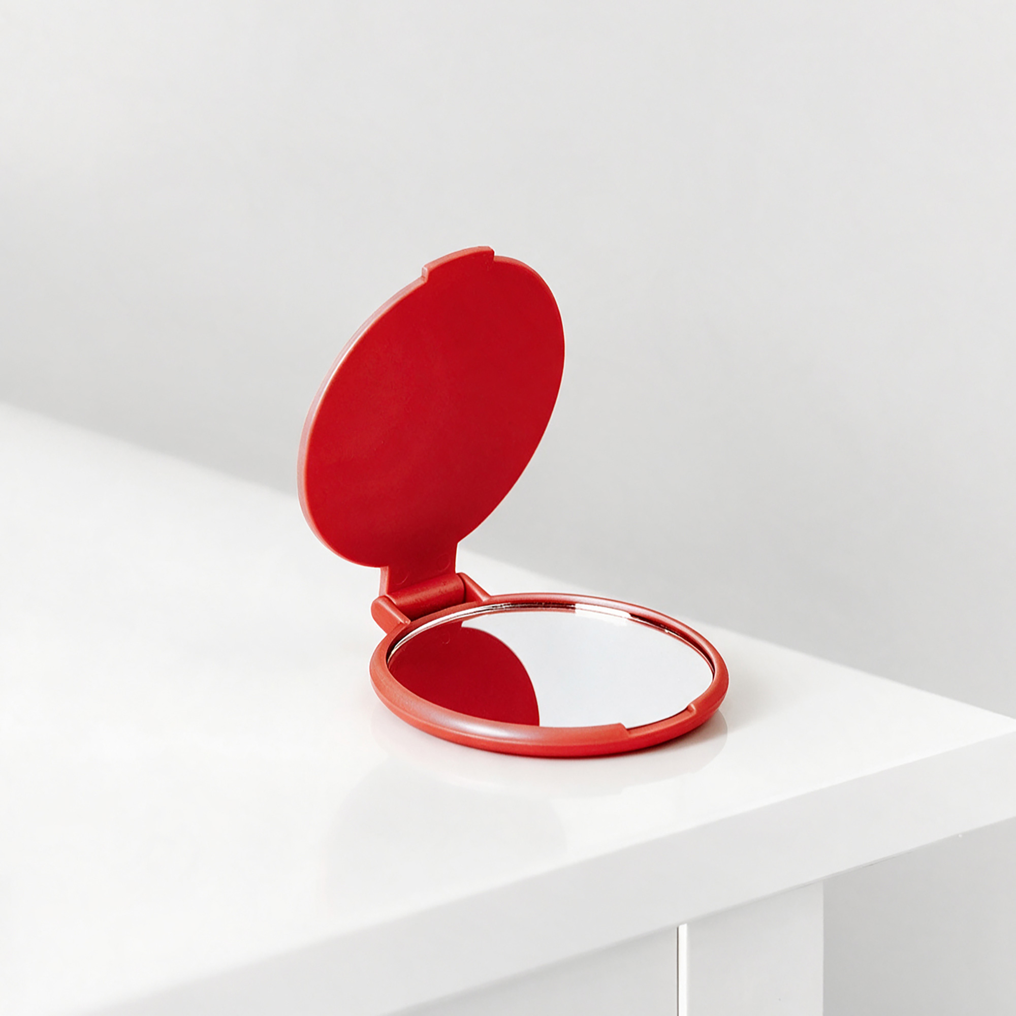 красный